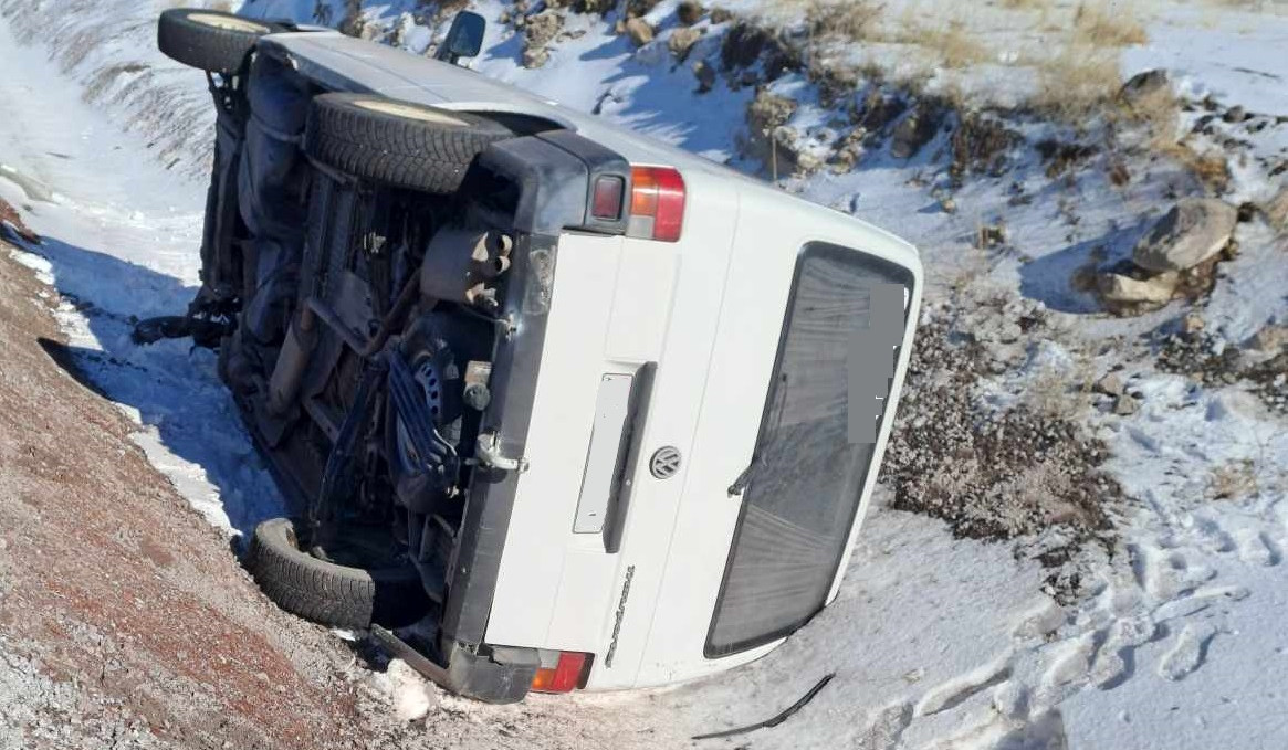 Երևան-Գյումրի ավտոճանապարհին բեռնատարը դուրս է եկել ճանապարհի երթևեկելի հատվածից և հայտնվել փոսում․ ՆԳՆ ՓԾ