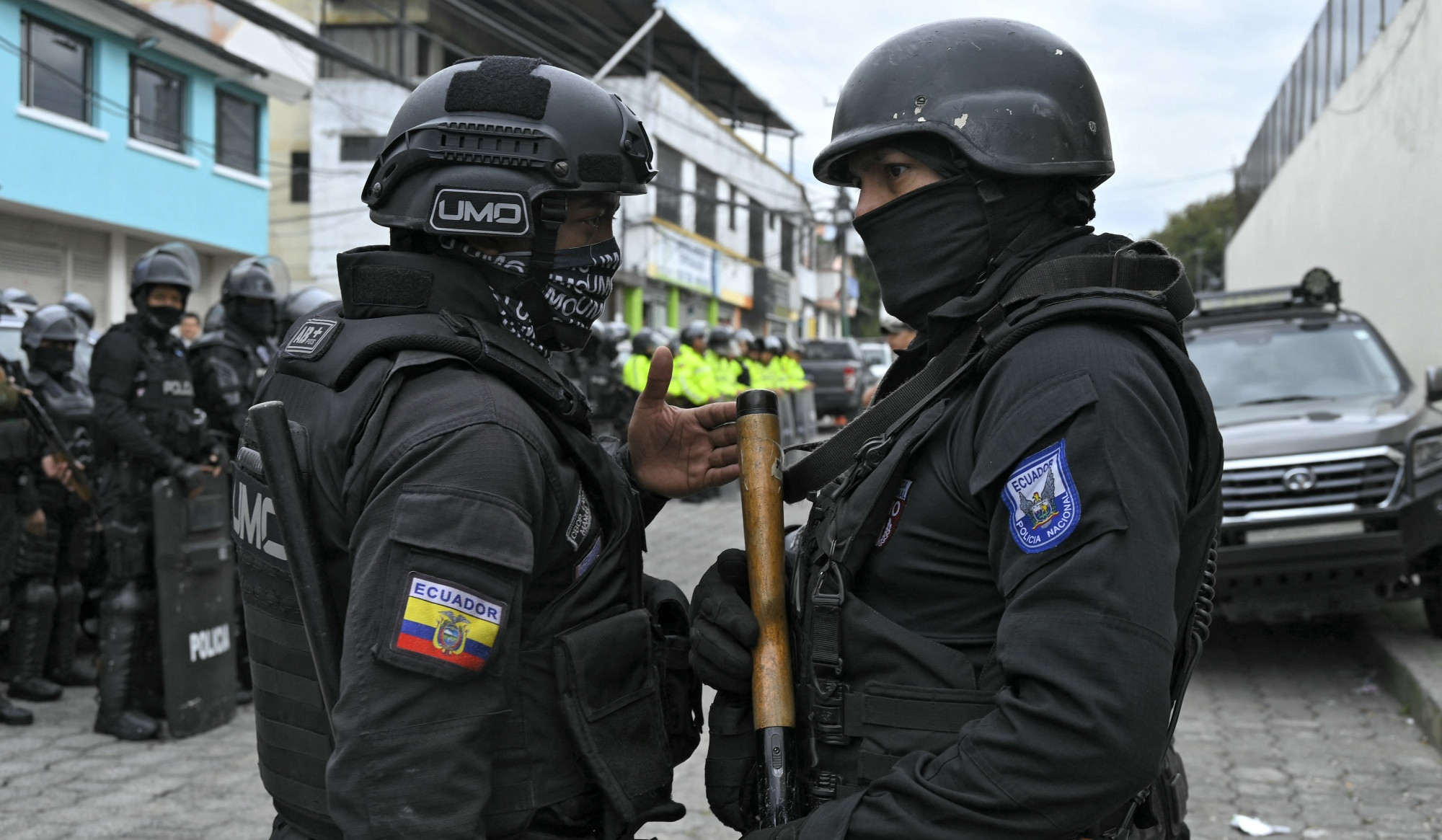 Ecuadorean police deploys operation near taken TV station
