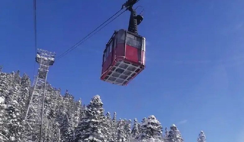 Austrian ski gondola crashes in Hochoetz injuring Danish family