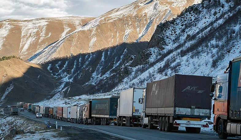 Автодорога Степанцминда-Ларс закрыта для грузовиков с прицепом