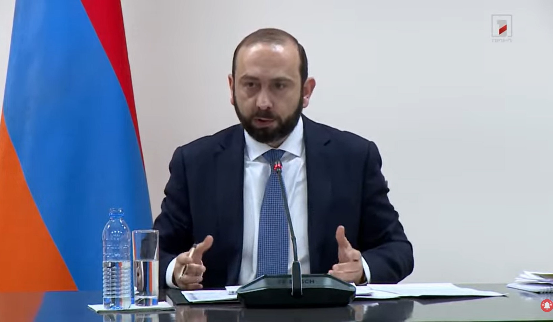 Baş nazir aparatı ilə Azərbaycan prezidentinin aparatı, eləcə də xarici işlər nazirlikləri arasında birbaşa əlaqə var: Mirzoyan