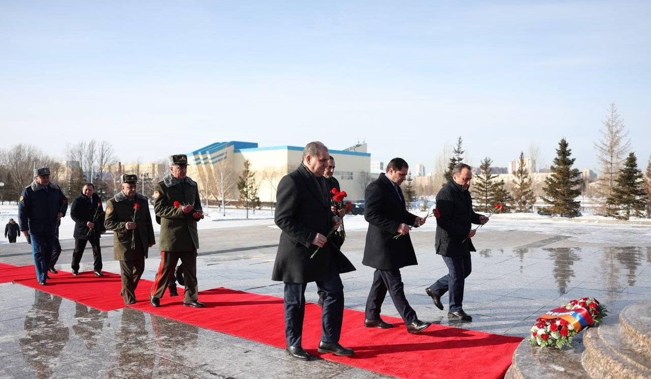 Սուրեն Պապիկյանը Ղազախստանում այցելել է «Հայրենիքի պաշտպանների» հուշահամալիր, ծաղիկներ խոնարհել Անմար կրակի մոտ