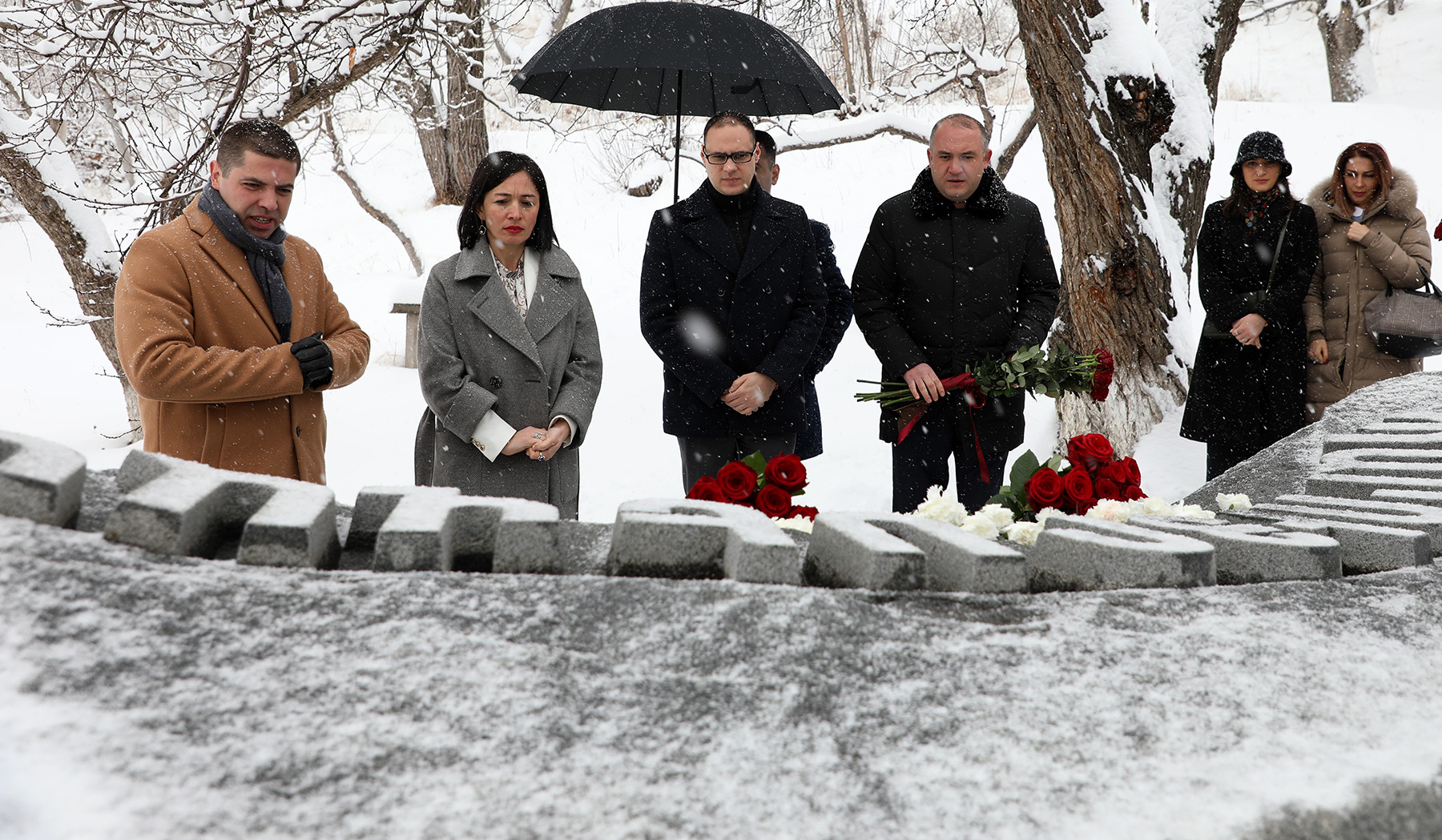 Այսօր Պարույր Սևակի ծննդյան օրն է.  Ժաննա Անդրեասյանը ծաղիկներ է խոնարհել գրողի շիրիմին