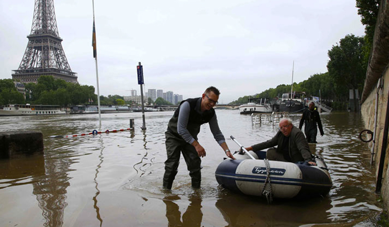 Уровень воды в реке Сена выше нормального