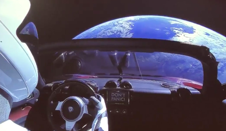 «Тесла» находится на пути к Марсу
