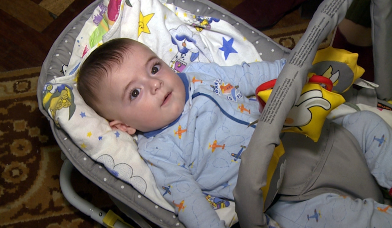 Няня за счет государства и отец, ухаживающий за ребенком