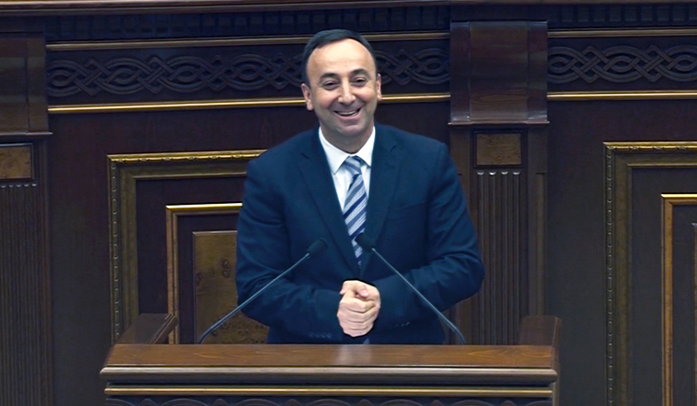 Հրայր Թովմասյանը գնաց Սահմանադրական դատարան