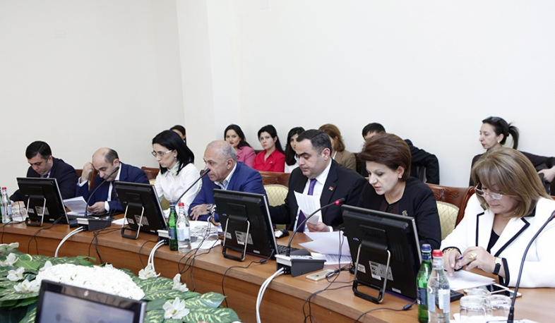 Повестка дня НС: Праздничный календарь и азартные игры