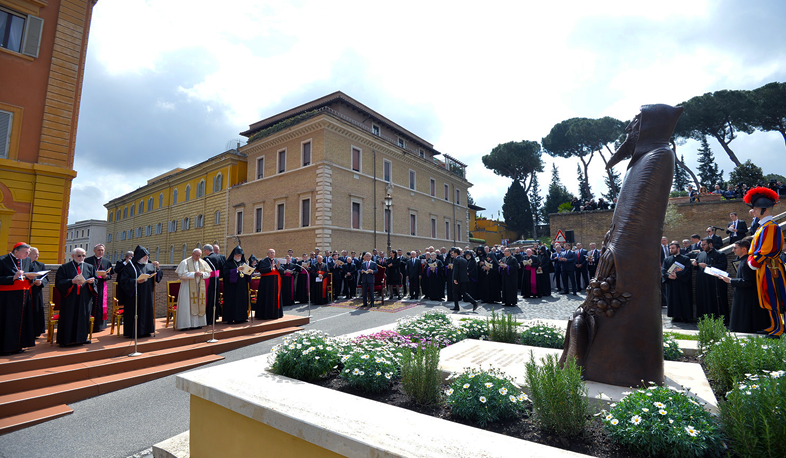 Pope Francis bows before Narek statue