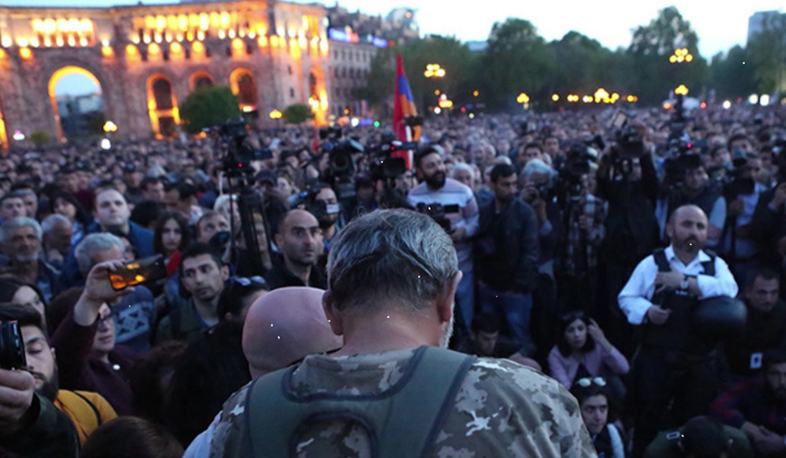 Երևանում շարունակվող երթին միացել են դասադուլ հայտարարած ուսանողները