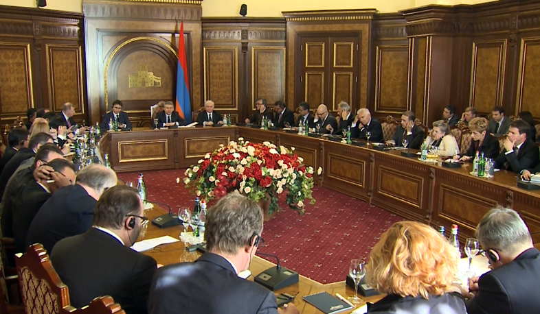 Կարեն Կարապետյանը հանդիպել է օտարերկրյա դեսպաններին