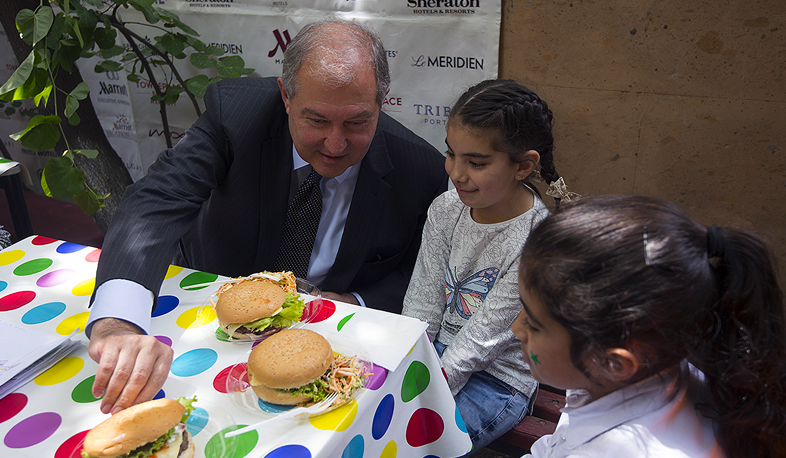 Նախագահը երեխաների համար սենդվիչ է պատրաստել