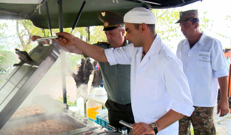 Ի՞նչ են ուտում և հագնում զինվորները