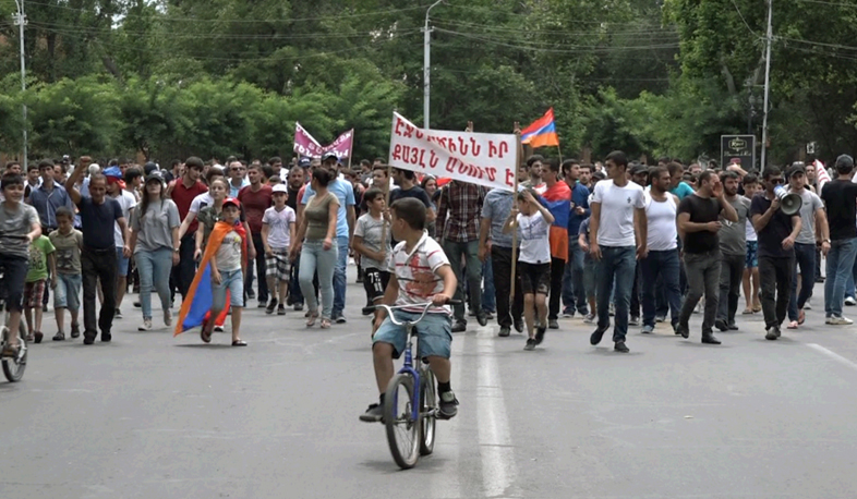 Լարվածություն և հակընդդեմ ցույցեր Էջմիածնում