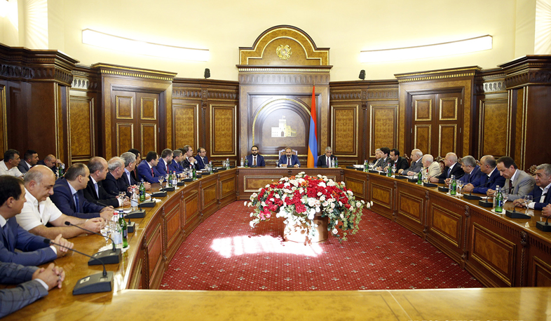 Премьер-министр Армении принял армянских бизнесменов, прибывших из России
