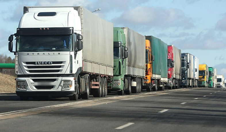 Հայկական բեռնատարները դժվարությամբ են անցնում Լարսը