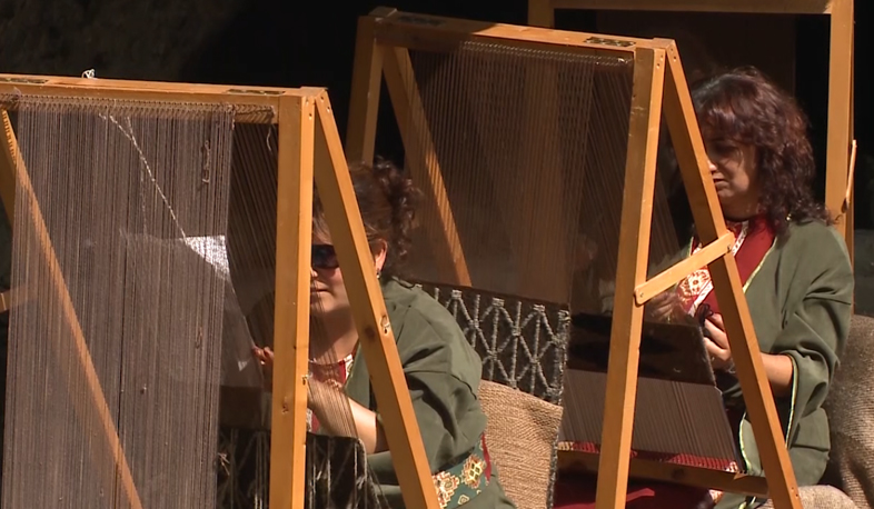 Международная культура в городе с красными крышами