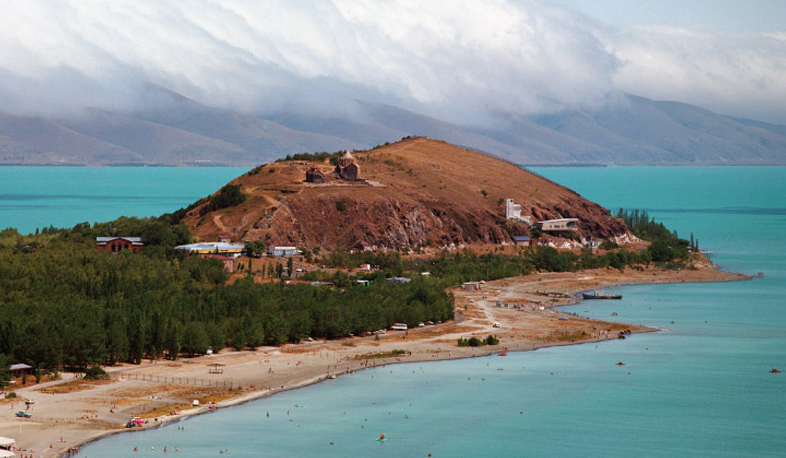 Озеро Севан позеленело от высокой температуры