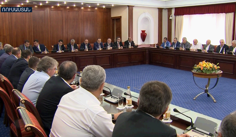 PM meets Armenian businessmen in Saint Petersburg