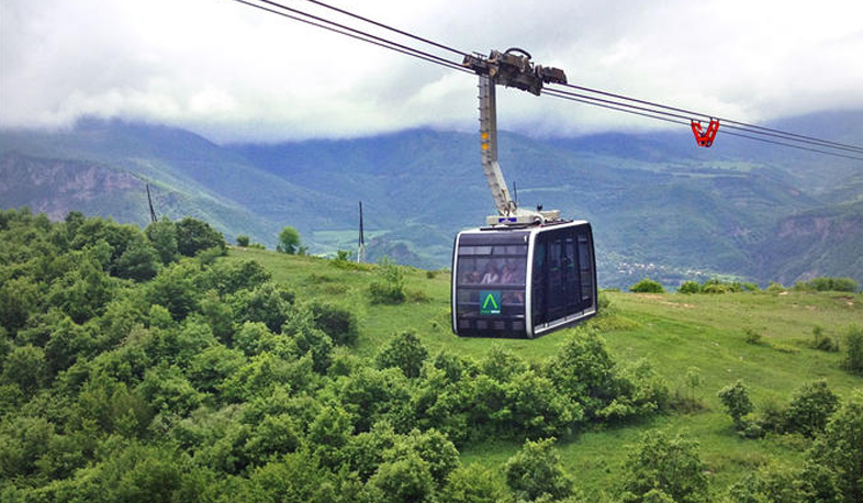 100 French tourists put tents on Arpi shore