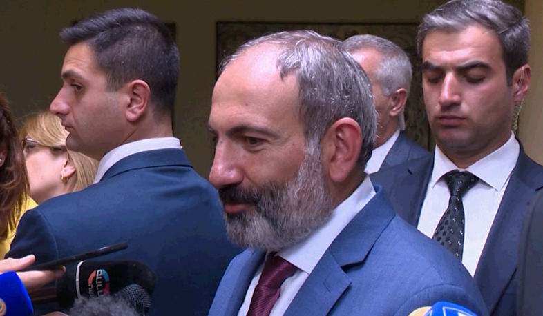 Премьер-министр: «Мы должны говорить о более ярких цветах, чем черный и белый»