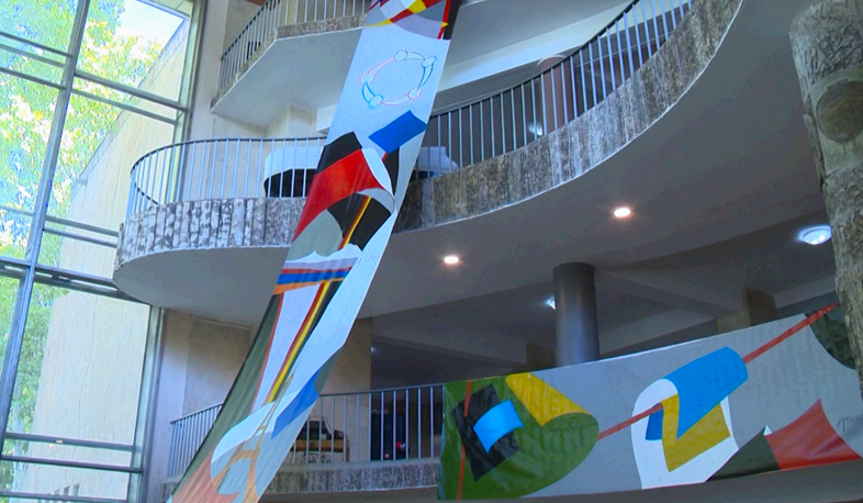 Художник Асилва посвящает свою выставку двум Родинам