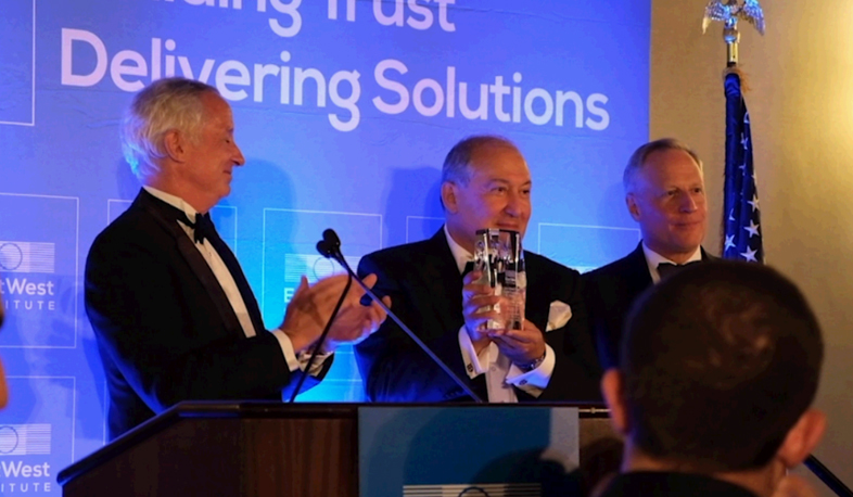 Президенту Армении присуждена премия имени Мроза