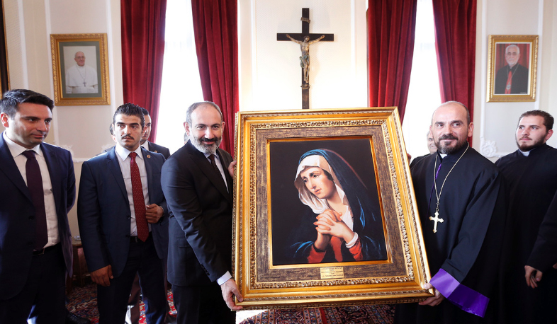 Nikol Pashinyan meets Armenian community of Lebanon