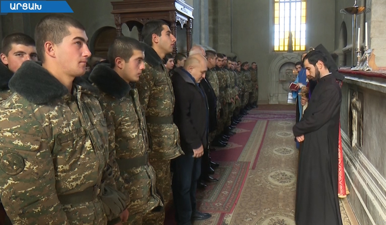 60 военнослужащих Армии обороны НКР были крещены в церкви Сурб Аменапркич Казанчецоц