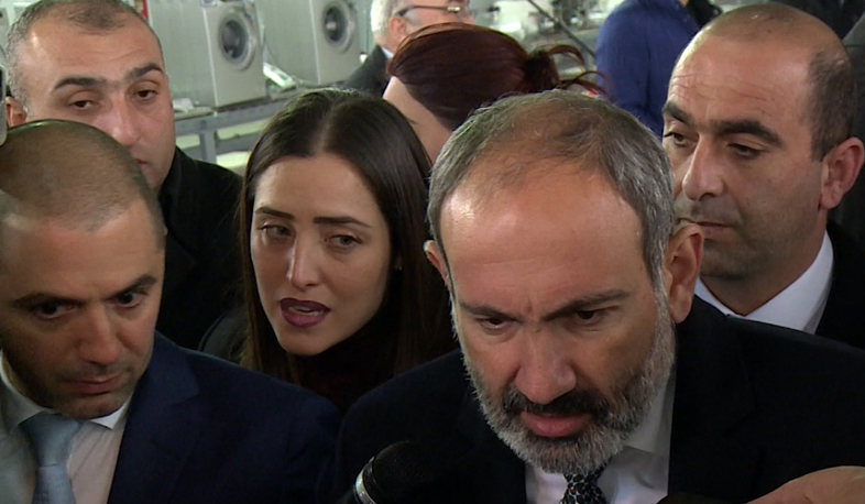 Nikol Pashinyan campaigns in subway