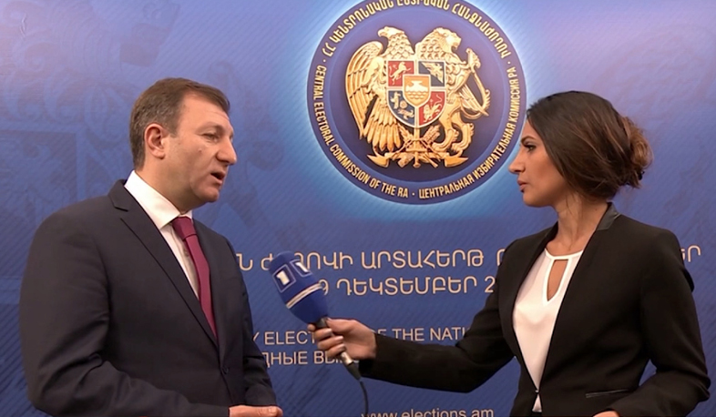 Հանրայինի «Լուրեր»-ի ուղիղ միացման առաջին զրուցակիցն Արմեն Սմբատյանն է