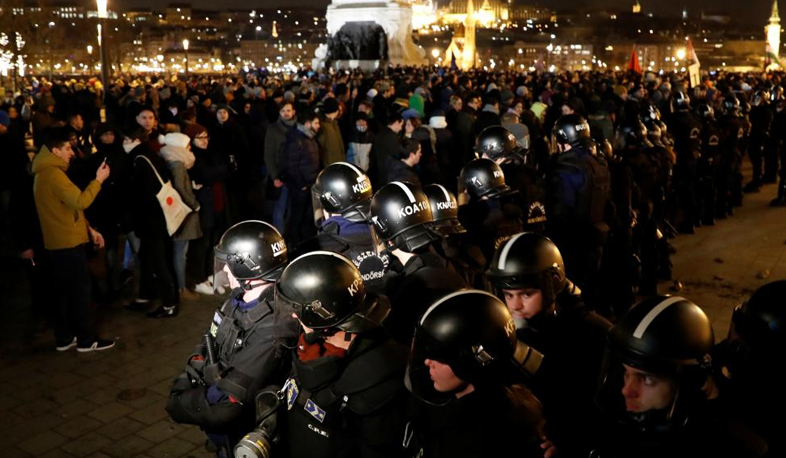 International news: Hungary protests continue