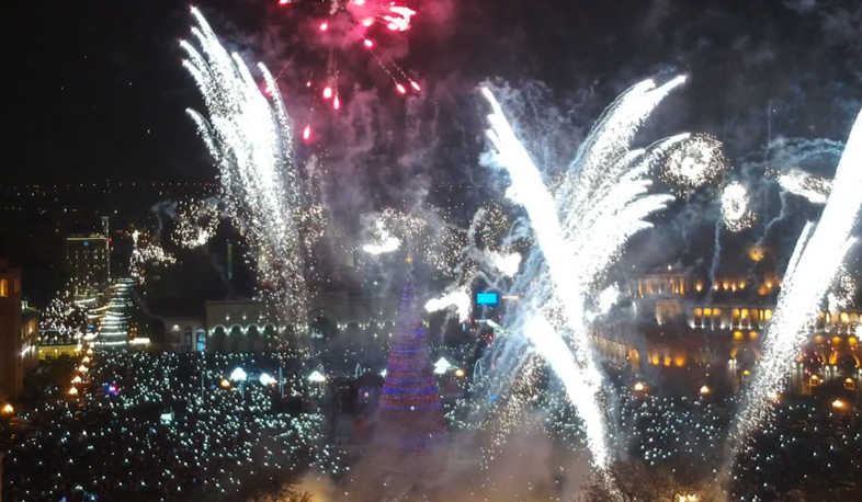 Վառվել են ՀՀ գլխավոր տոնածառի լույսերը