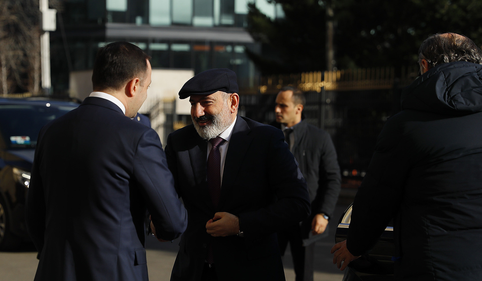 Nikol Paşinyan və İrakli Qarbaşvili regionda baş verən proseslərlə bağlı fikir mübadiləsi aparıblar