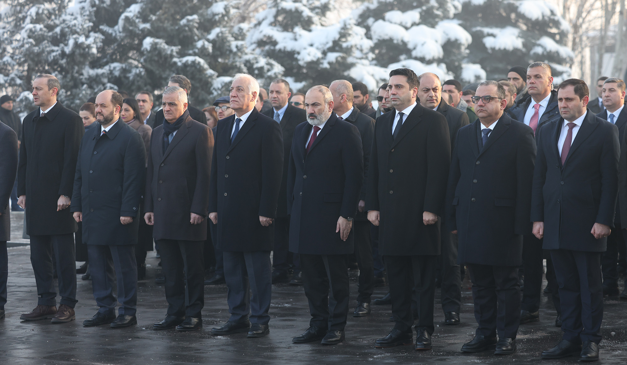 ԶՈՒ կազմավորման 32-րդ տարեդարձի առթիվ Վահագն Խաչատուրյանն այցելել է Եռաբլուր