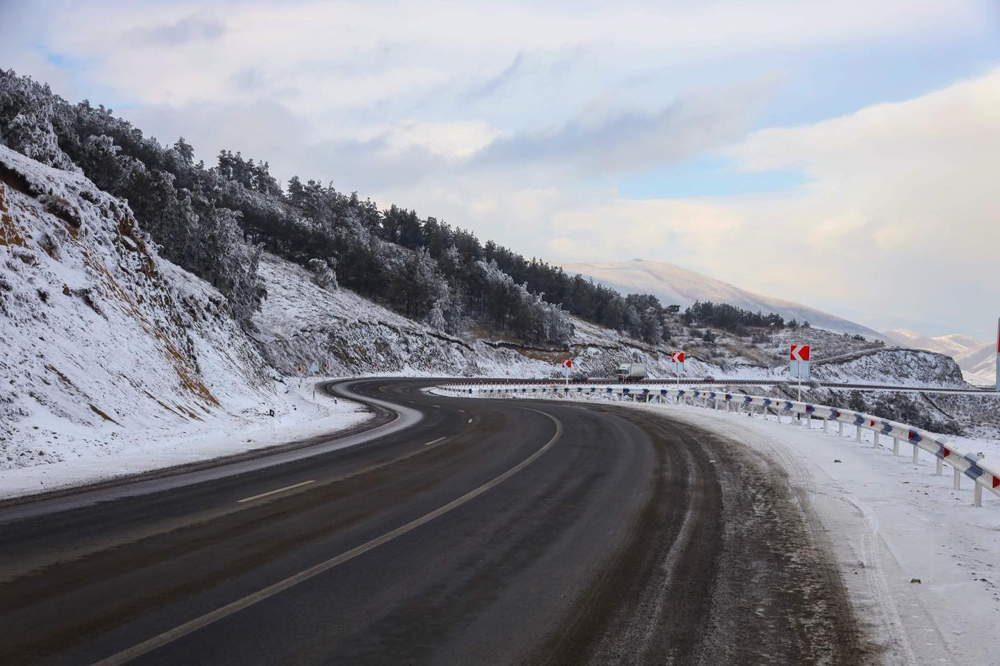 Ճանապարհաշինարարներն իրականացնում են մաքրման և աղ-ավազով մշակման աշխատանքներ