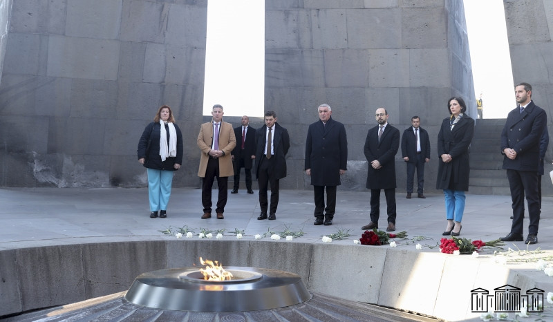 Делегация во главе с председателем Палаты депутатов парламента Чехии посетила мемориальный комплекс в Цицернакаберде
