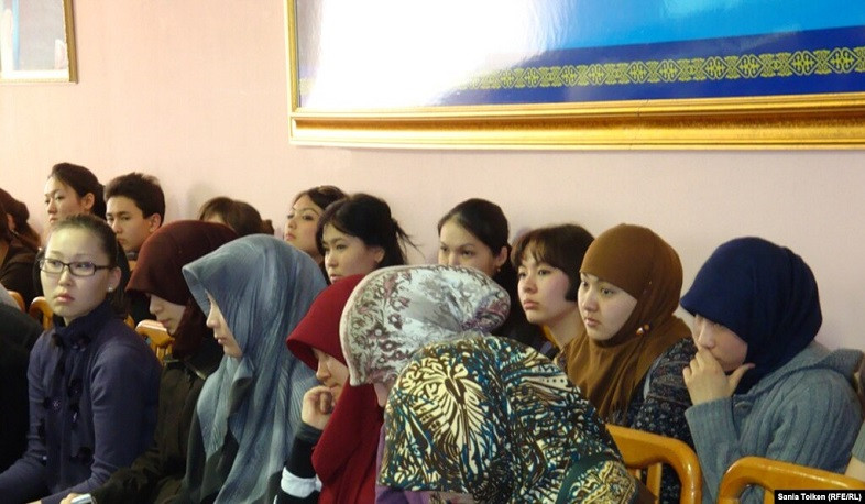 Мусульмане Казахстана борются за право школьниц носить платки