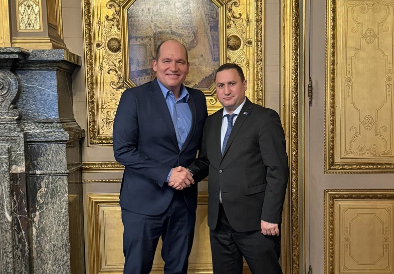 встречаем со всеми почестями. встретили с почестями. встретить с почестями. флаг володарска. чарльз и камилла поездка в францию.