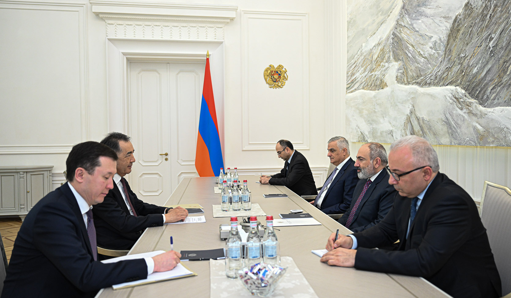 Никол Пашинян принял председателя Коллегии Евразийской экономической комиссии Бакытжана Сагинтаева