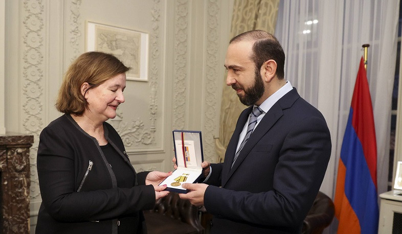 Для меня большая честь получить благодарственную медаль от министра иностранных дел Армении: Луазо