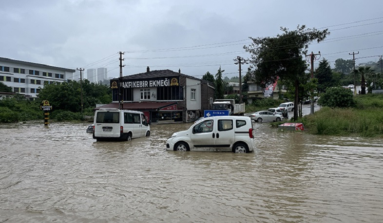 Сильный дождь в Турции вызвал наводнение