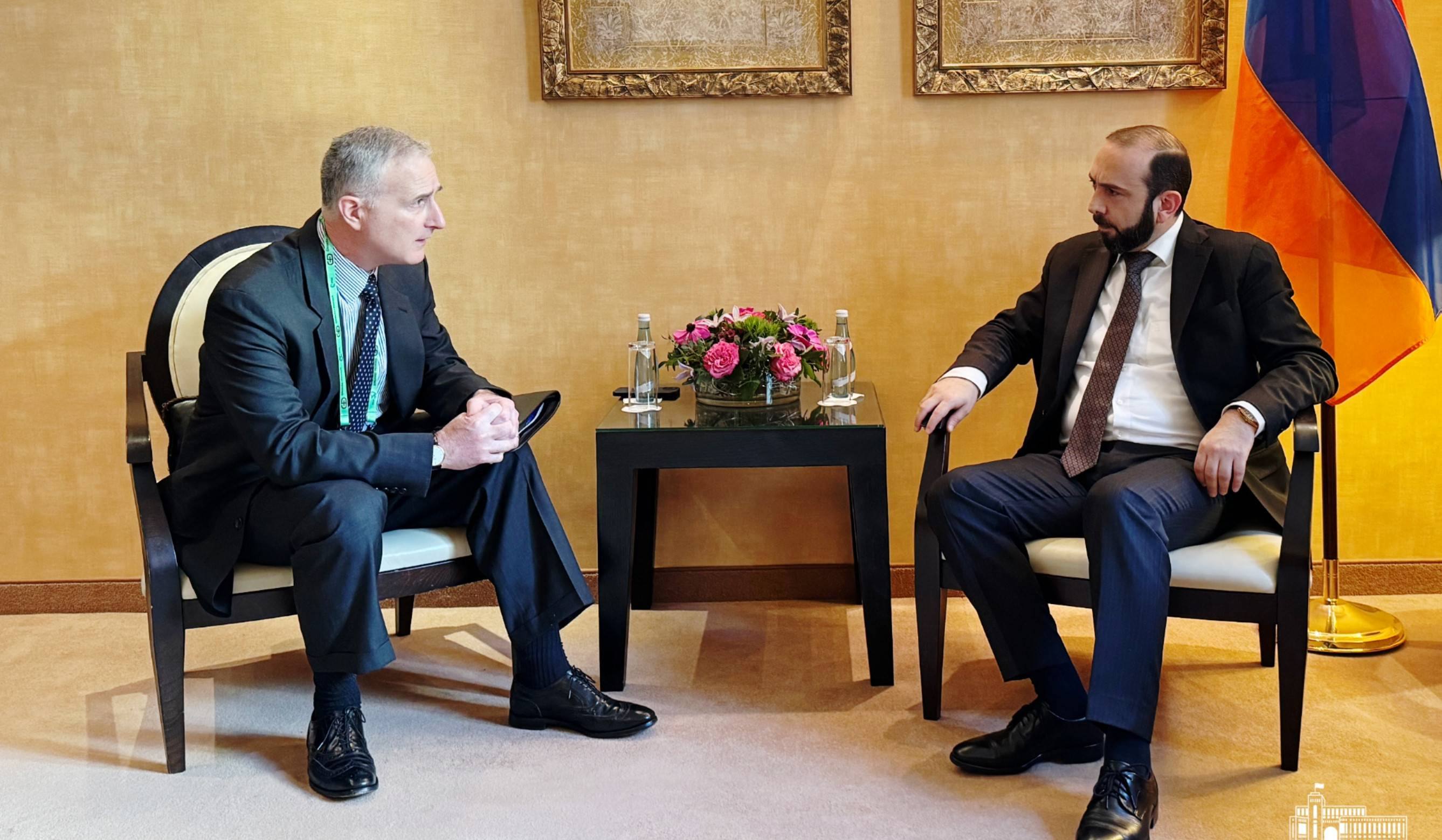 Mirzoyan və Bono regionda baş verən son hadisələri müzakirə ediblər