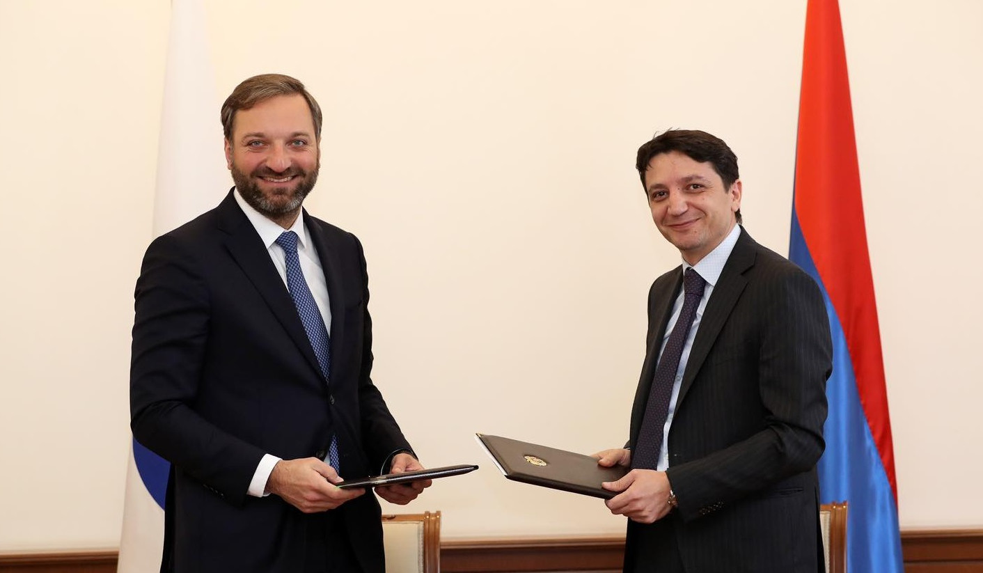 Վահե Հովհաննիսյանը և ՎԶԵԲ երևանյան գրասենյակի ղեկավարն այսօր ստորագրել են «Գյումրու քաղաքային ճանապարհներ» վարկային համաձայնագրի փոփոխություն