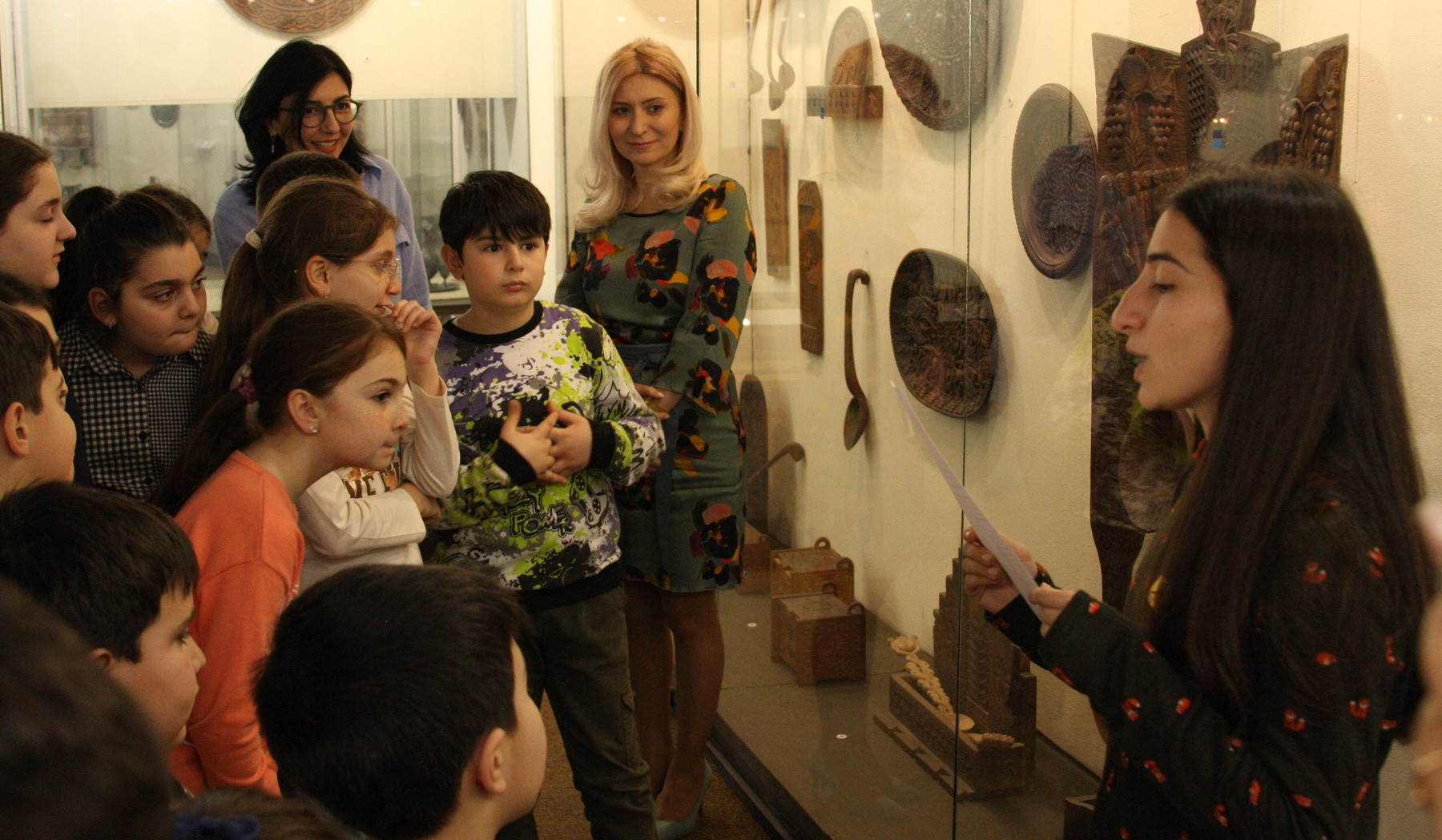 Արաքսիա Սվաջյանը դպրոցականների հետ այցելել է Ժողովրդական արվեստների թանգարան