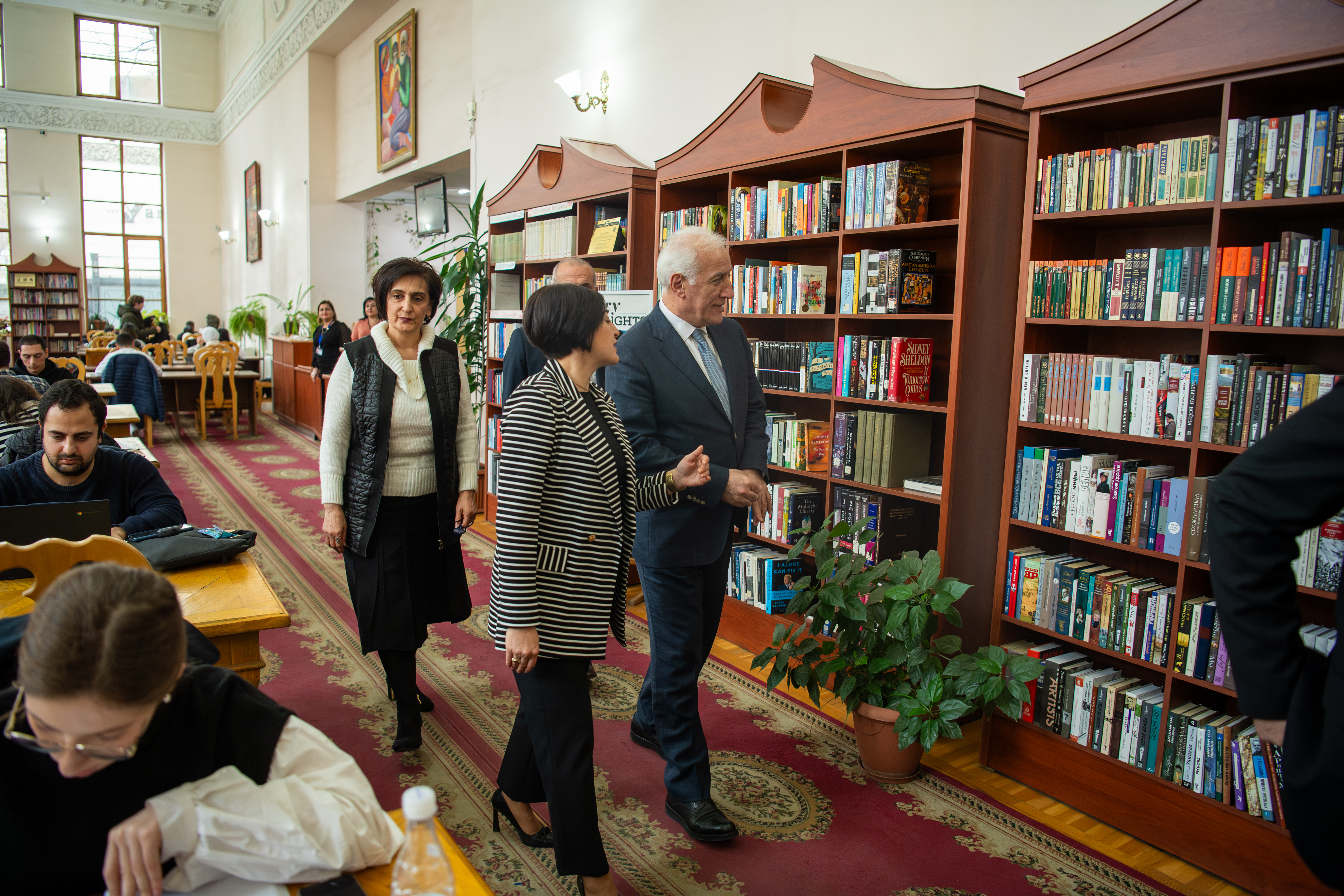 Նախագահն այցելել է Ազգային գրադարան, ծանոթացել գրքերի պահպանման պայմաններին ու առկա խնդիրներին