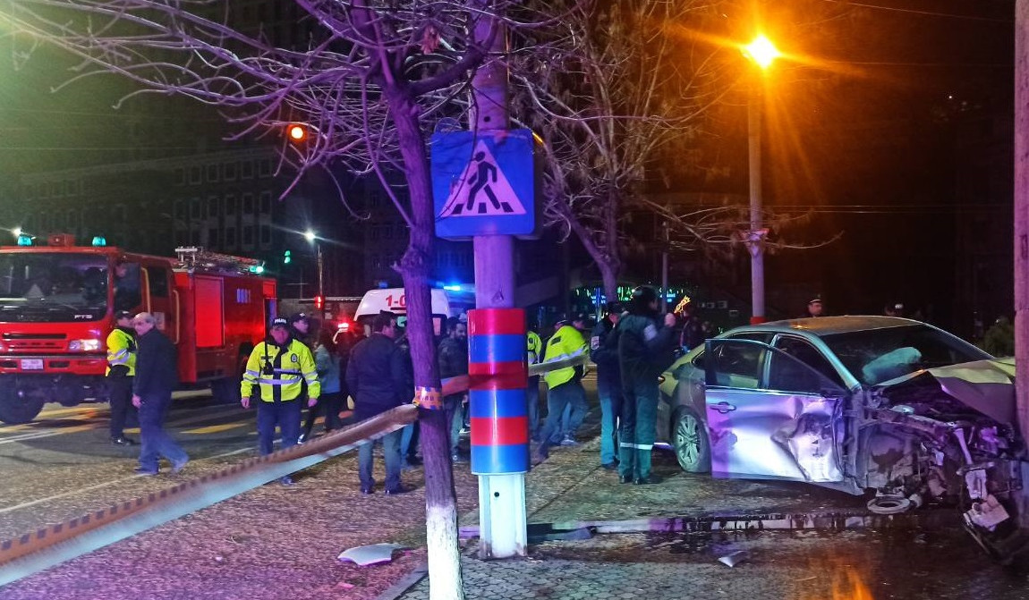 Կորյունի և Նալբանդյան փողոցների խաչմերուկում մեքենան բախվել է պատին. կա տուժած