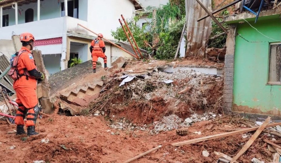 Heavy rainfall floods streets in Brazil's Rio de Janeiro