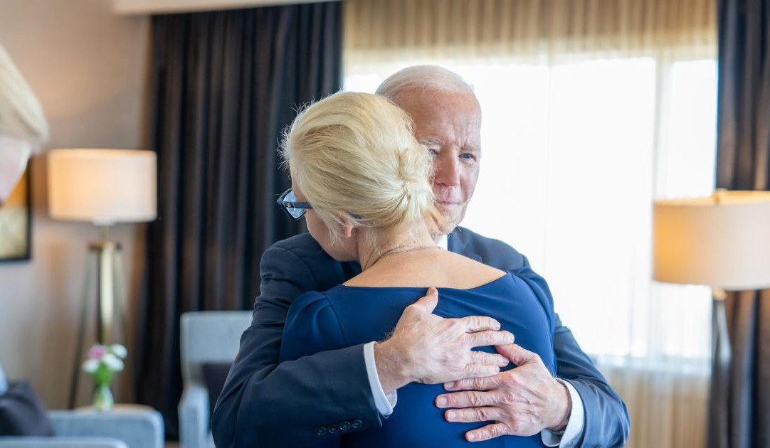 Biden meets with Navalny's wife and daughter, expresses condolences