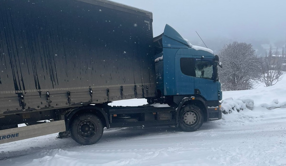 Փրկարարները Ջերմուկի ճոպանուղու մոտակայքում կցորդիչով բեռնատար են արգելափակումից դուրս բերել